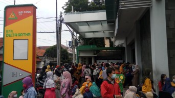 Cairkan BLT di BPR Delta Artha, Polisi Kalang Kabut Tertibkan Kerumanan