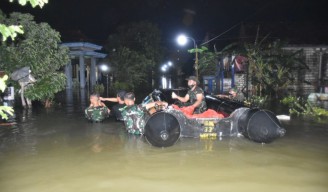 Prajurit Marinir Bantu Evakuasi Pengungsi Banjir Kali Lamong di Kecamatan Cerme, Gresik