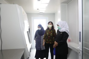 Gubernur Khofifah Datangi Labratorium Intibios, Pastikan Layanan Testing Covid-19 Dipercepat