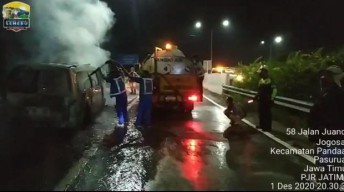 Iih Serem Ambulan Pembawa Jenazah Ini Terbakar di Tol Pandaan