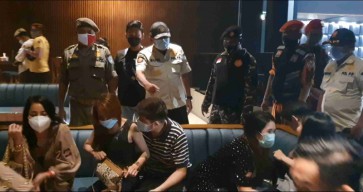 Razia Gabungan Bubarkan Kerumunan di Holywings Gold Jalan Basuki Rachmad Surabaya