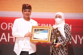 Gubernur Khofifah Terima Penghargaan dari KPI