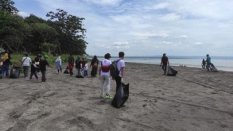 Para Pemuda Banyuwangi Gotong Royong Bersihkan Sampah, Terima Kasih!