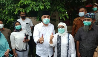 Eri Cahyadi Sungkem ke Ibunya Sebelum Berangkat ke TPS 2 Ketintang Selatan