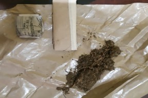 Sales Perempuan Ini Pilih Nyedot Ganja Jika Susah Tidur