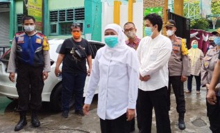 Ditemani Putranya, Gubernur Khofifah Gunakan Hak Pilih di TPS 25 Jemursari Surabaya