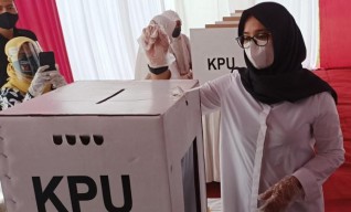 MK Tolak Gugatan Yusuf-Riza, Kemenangan Ipuk Semakin Dekat