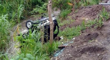 Emak-Emak Nyetir Pikap Nyebur ke Sungai Purwosari Pasuruan, Alhamdulillah Semua Selamat