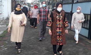 Wali Kota Risma Bersama Keluarga Jalan Kaki Coblos ke TPS