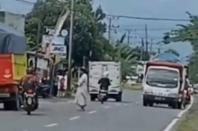 Viral Pria Bersorban dan Pakai Gamis di Banyuwangi Salat di Tengah Jalan