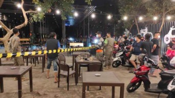 Langgar Protokol Kesehatan, Satpol PP Mojokerto Segel Kafe