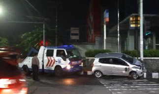 Pengemudi Alya Oleng, Seruduk Penyeberang Jalan Terakhir Cium Tiang TL Pucang Surabaya