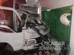 Kedatangan Tamu Truk Isuzu, Teras Rumah Warga Jombang Amburadul