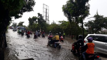 Banjir Genangi Jalan Yani Bojonegoro, Banyak Kendaraan Mogok