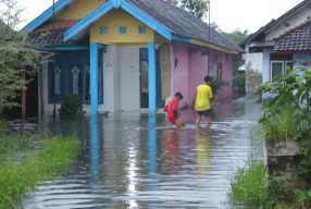 Hujan Lebat Sebentar, Kawasan Sekitar Lumpur Lapindo Banjir  