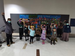 Raisya Pelukis Cilik Gresik yang Mendunia, Pamerkan Karyanya di Ulang Tahun Komunitas Sanggar Daun  
