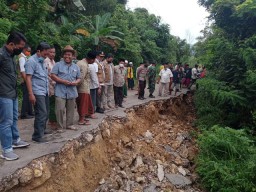 Sabar, Perbaikan Jalan Lonsor di Galis Tunggu APBD 2021 Digedok