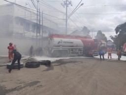 Enam Orang Luka-luka di Malang, Truk Tangki Pertamina Nyaris Meledak