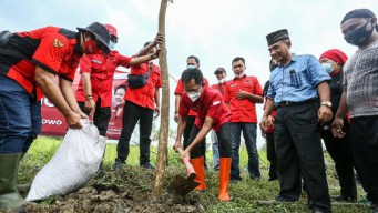 Kader PDIP Surabaya Tanam Pohon Trembesi hingga Sayuran Di Acara HUT 48
