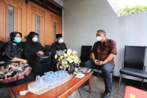Ikut Salatkan Jenazah, Plt Wali Kota Whisnu Sebut Fadly Kebanggaan Surabaya