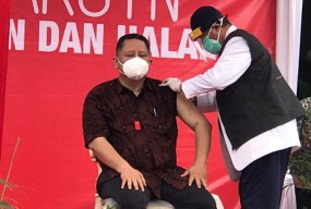 Tensi Tinggi Sempat Tertunda Akhirnya Plt Wali kota Surabaya Whisnu Jalani Vaksin Perdana