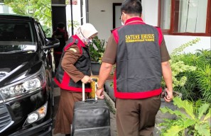 Kejari Kediri Geledah Kantor Bank BPR Kediri