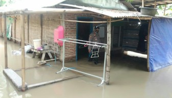 Banjir Datang, Pemukiman Warga Krian Terendam Hingga 50 CM