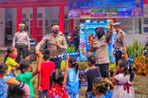 Hilangkan Trauma, Anak-anak Korban Banjir Jember Dihibur Beragam Pertunjukan Sama Polisi