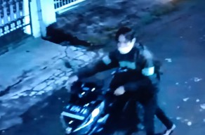 Selang 15 Menit Dua Motor Warga Perum Sidoarjo Raib, Malingnya Tertangkap CCTV