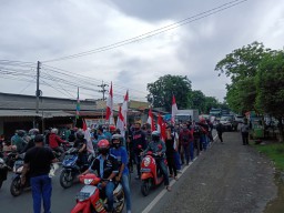 Kena PHK Sepihak Warga Manyar Komplek Unjuk Rasa PT Angkasa Raya Stell 