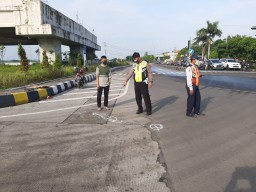 Nekat Terobos Lampu Merah Bareng Istri, Pak Haji di Gresik Ini Ditabrak Mobil
