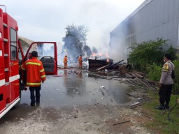 Bakar Obat Nyamuk, Nyamuknya Hilang Gudangnya Ludes Terbakar
