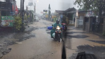Kerusakan di Jalan Raya Kwangsan Sedati Akhirnya Diperbaiki