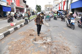 Kadis PU Sidoarjo Diultimatum, Jika Tak Perbaiki Jalan di Depan Pasar Wadung Asri Bakal Dicopot