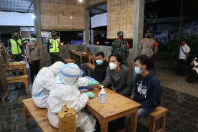 Razia Jam Malam, Muspika Manyar Temukan Dua Pelanggar Reaktif dan Langsung Disuruh Isolasi