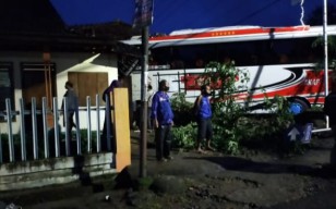 Sopir Buta Jalur, Bus Jakarta - Magetan Hantam Rumah Warga Kentangan Sukomoro