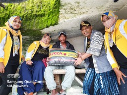 Gus Fik dan Relawan GresikBaik Salurkan Bantuan kepada Manusia Goa Sekapuk Gresik