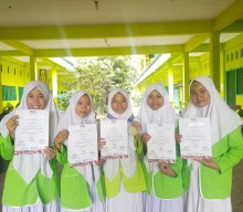 Ciptakan Obat Luka dari Rumput Lahan Pertanian, Pelajar Gresik Raih Juara 2 Internasional