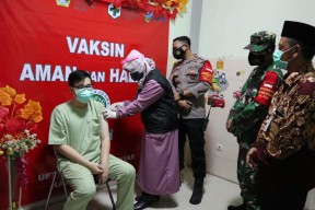 eliling Puskesmas, Kapolsek Manyar Bersama Forkopimcam Beri Motivasi Nakes Penerima Vaksin Covid-19.