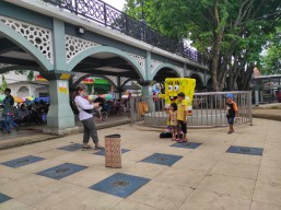 Ada 'SpongeBob' di Alun-alun Gresik, Sejumlah Pengunjung Anak-anak Kepincut Ingin Foto
