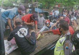 Usai Tabrak Pembatas Jembatan, Pemotor Ini Tercebur ke Kali Porong