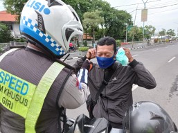 PPKM Diperpanjang, Anggota Satlantas Gresik Dikerahkan Turun Jalan