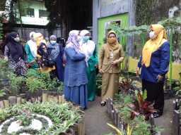 Bu Min: Berkebun Bisa Hilangkan Sakit Hati Emak-emak