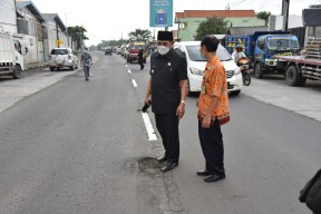 Tak Kuat Dengar Curhatan Korban Jalan Rusak, Pj Bupati Sidoarjo Langsung Minta Maaf