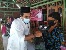 Disambati Bantuan Tak Tepat Sasaran, Dony Bayu DPRD Bojonegoro Bagikan Sembako Saat Reses