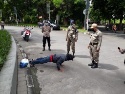 Lagi, Pelanggar Prokes di Gresik Dijatuhi Sanksi Push Up