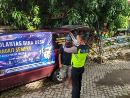 PPKM Gresik Tahap II, Satlantas Gresik Intensif Bagikan Masker ke Pengendara