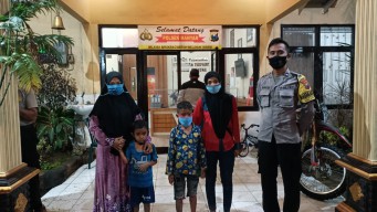 Dua Bocah Asal Karangrejo Manyar Ditemukan Kedinginan di Tengah Hujan Deras