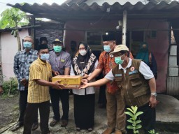 Wabup Gresik Terpilih Bu Min Santuni Korban Meninggal di Waduk Cerme Kidul 