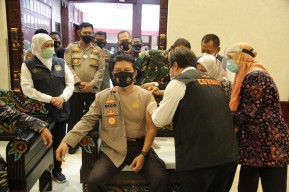 Kapolda Jatim Sudah Divaksin, Warga Jatim Jangan Takut Disuntik Ya...
